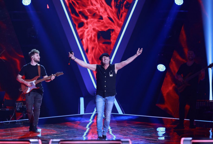 "Si-a pierdut auzul, insa asta nu l-a oprit din a face muzica. Daniel Ignat a zguduit scena cu interpretarea piesei "Back in Black", la Vocea Romaniei - VIDEO