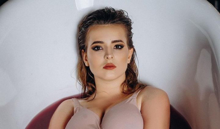 Lia Taburcean - sedinta foto indrazneata! Vezi cum a pozat interpreta in ultimul trimestru de sarcina - FOTO