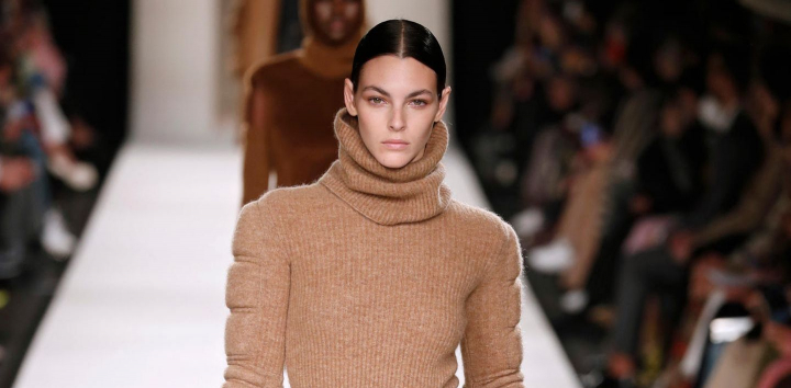 Cald, comod si stilat! Afla care sunt cele mai actuale pulovere pe care trebuie sa le ai in garderoba ta in sezonul toamna-iarna 2022/2023 - FOTO