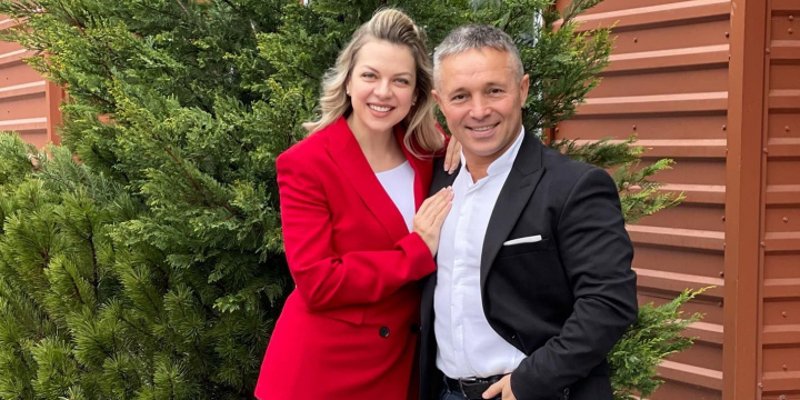 Dupa ce a nascut 8 copii, relatia cu sotul sau a ramas la fel de pasionala! Ce trucuri foloseste Marina Carnat pentru a pastra flacara iubirii Dupa ce a nascut 8 copii, relatia cu sotul sau a ramas la fel de pasionala! Ce trucuri foloseste Marina Carnat pentru a pastra flacara iubirii