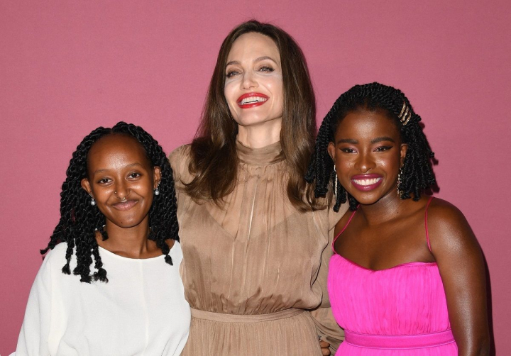 Angelina Jolie, vizita surpriza in campusul fiicei sale. Vedeta a facut senzatie printre colegii Zaharei - FOTO Angelina Jolie, vizita surpriza in campusul fiicei sale. Vedeta a facut senzatie printre colegii Zaharei - FOTO