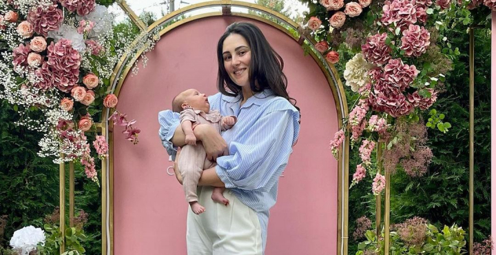 Sarbatoare in familia Doinei Danielean! Fiica jurnalistei, Eva-Maria, a implinit 6 luni. Vezi cat de mult a crescut micuta - FOTO Sarbatoare in familia Doinei Danielean! Fiica jurnalistei, Eva-Maria, a implinit 6 luni. Vezi cat de mult a crescut micuta - FOTO