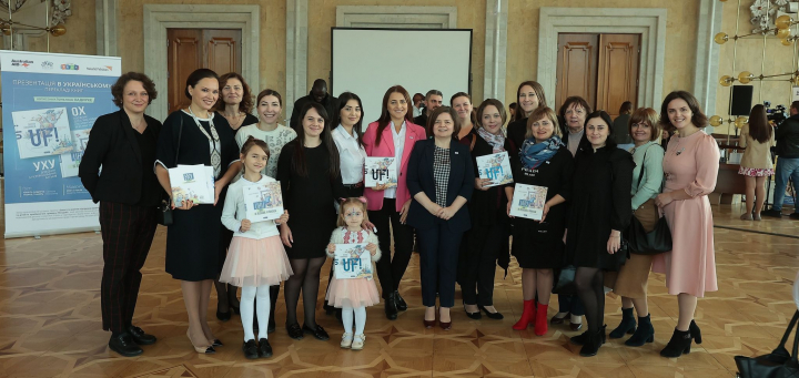 Un nou succes pentru Ionela Hadarca! Scriitoarea a lansat doua carti pentru copii care au fost traduse in limba ucraineana. Vezi unde a avut loc evenimentul de lansare, dar si care este scopul acestuia - VIDEO Un nou succes pentru Ionela Hadarca! Scriitoarea a lansat doua carti pentru copii care au fost traduse in limba ucraineana. Vezi unde a avut loc evenimentul de lansare, dar si care este scopul acestuia - VIDEO