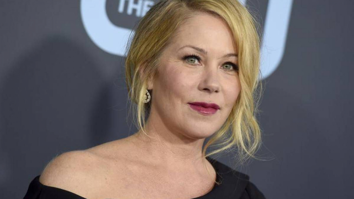 Christina Applegate s-a ingrasat aproape 20 kg dupa ce a fost diagnosticata cu scleroza multipla: "Nu pot sa merg fara baston" Christina Applegate s-a ingrasat aproape 20 kg dupa ce a fost diagnosticata cu scleroza multipla: "Nu pot sa merg fara baston"