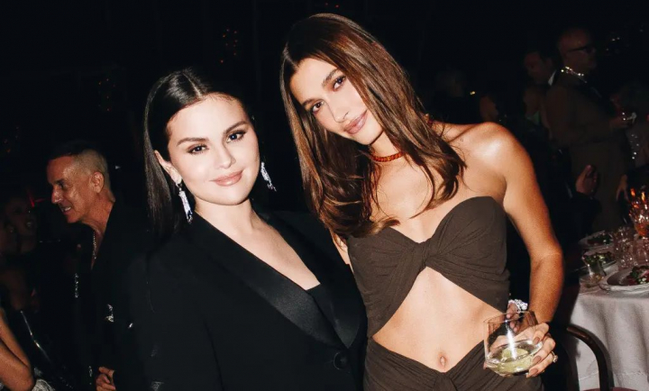 Sunt prietene? Selena Gomez a vorbit pentru prima data despre pozele pe care le-a facut impreuna cu Hailey Bieber Sunt prietene? Selena Gomez a vorbit pentru prima data despre pozele pe care le-a facut impreuna cu Hailey Bieber
