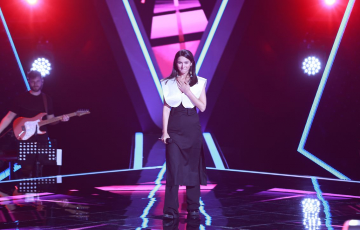 Mihaela Frimu a pasit plina de incredere pe scena de la Vocea Romaniei si a oferit o interpretare fara cusur a piesei "Left Outside Alone", la Vocea Romaniei - VIDEO