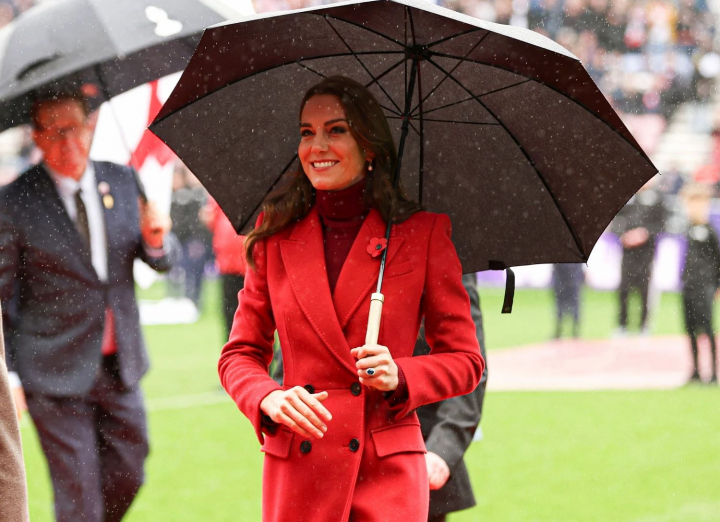 Lady in red. Kate Middleton a captat toate privirile la finala de rugby. Cat costa tinuta ei?