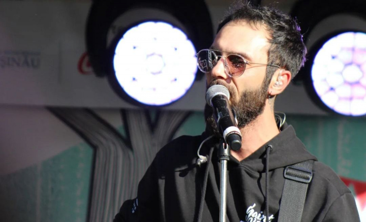 Toti banii pe care ii face ii investeste in muzica! Afla povestea interpretului Dinu Cornescu, care este atat regizor de emisie la radio, cat si artist - VIDEO