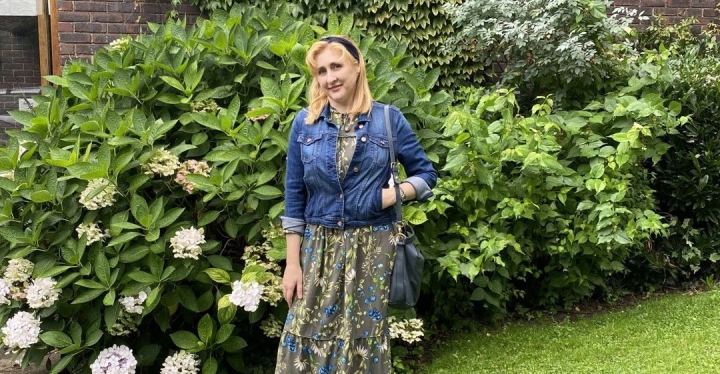 Anda Vahnovan vine cu o noua lansare! In noua sa carte, scriitoarea povesteste despre viata sa din Marea Britanie si peripetiile pe care le-a trait acolo: „Radeam eu de mine insumi” - VIDEO