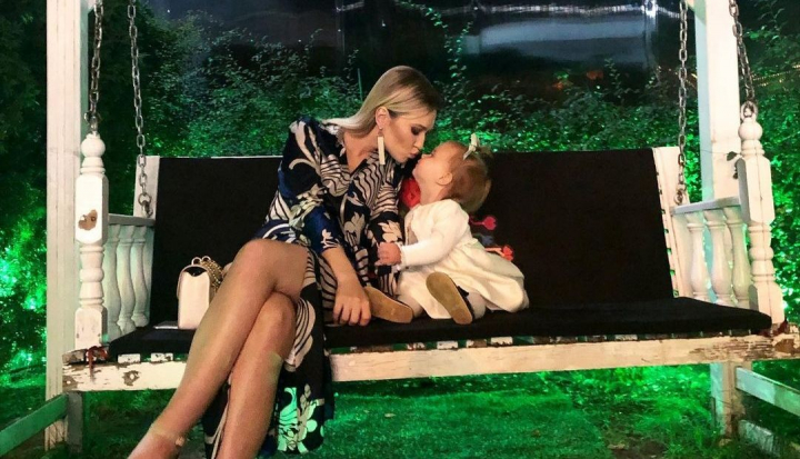 Fata Tatianei Nastas - gingasie pura! Micuta a participat la prima ei sesiune foto alaturi de mama sa, care este in asteptarea celui de-al doilea copil. Vezi cat de dragalasa este Diana - VIDEO