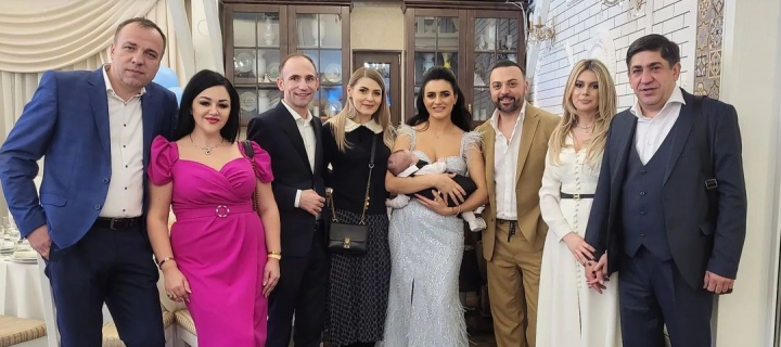O cumetrie pe cinste! Mihaela Tabura si Dumitru Birsanu si-au botezat fiul: vezi cum a decurs evenimentul, dar si petrecerea pe care parintii au organizat-o pentru Mihaita - VIDEO