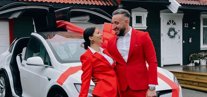 Inca nu le vine sa creada! Cum arata in interior bolidul sotilor Ilie si Tatiana Maxian, dar si ce functii are acesta: „Doar ne apropiem de ea si ea se deblocheaza” - VIDEO Inca nu le vine sa creada! Cum arata in interior bolidul sotilor Ilie si Tatiana Maxian, dar si ce functii are acesta: „Doar ne apropiem de ea si ea se deblocheaza” - VIDEO