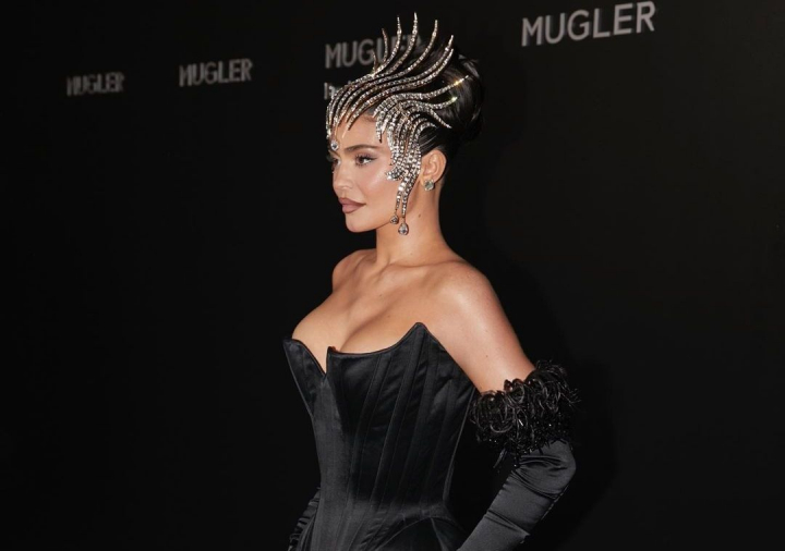 Kylie Jenner, aparitie spectaculoasa la prezentarea Mugler. A purtat o coroana cu diamante si o rochie cu decolteu abisal Kylie Jenner, aparitie spectaculoasa la prezentarea Mugler. A purtat o coroana cu diamante si o rochie cu decolteu abisal