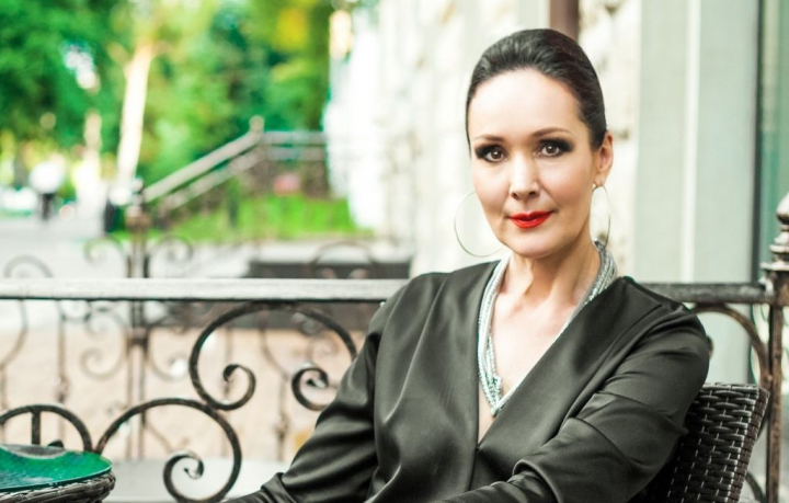 Si-a sarbatorit ziua de nastere tot pe scena! Anisoara Puica a organizat un spectacol nemaipomenit cu ocazia implinirii a 55 de ani. Vezi cat de emotionata a fost artista in acea zi speciala - VIDEO Si-a sarbatorit ziua de nastere tot pe scena! Anisoara Puica a organizat un spectacol nemaipomenit cu ocazia implinirii a 55 de ani. Vezi cat de emotionata a fost artista in acea zi speciala - VIDEO