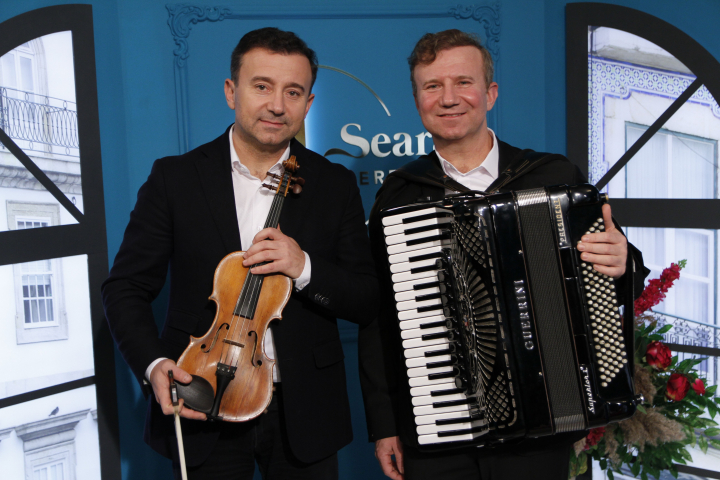 Sunt mandri de succesul pe care l-au obtinut in acest an. Afla de la Vasile si Vitalie Advahov daca au reusit acestia sa castige bani prin intermediul piesei „Trenuletul”: „Eu nu stiu, sa fim critici sau mai putin critici?” - VIDEO Sunt mandri de succesul pe care l-au obtinut in acest an. Afla de la Vasile si Vitalie Advahov daca au reusit acestia sa castige bani prin intermediul piesei „Trenuletul”: „Eu nu stiu, sa fim critici sau mai putin critici?” - VIDEO