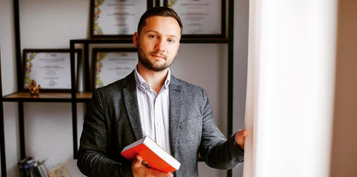 De foarte multe ori, caderea parului este cauzata si de starea noastra emotionala. Afla de la specialistul Vadim Popuiac care sunt motivele ce determina acest fenomen din punct de vedere psihosomatic: „Ea pur si simplu nu apare din senin” - VIDEO