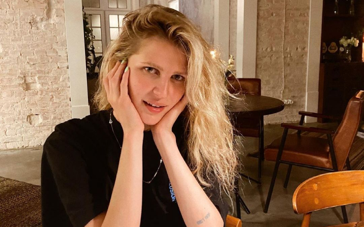 „E sufletul meu pe tava”! Dara a lansat o noua piesa din cadrul albumului sau „Ruleta”. Vezi cat de bine suna „Bratele demo”, dar si cat de original este videoclipul - VIDEO