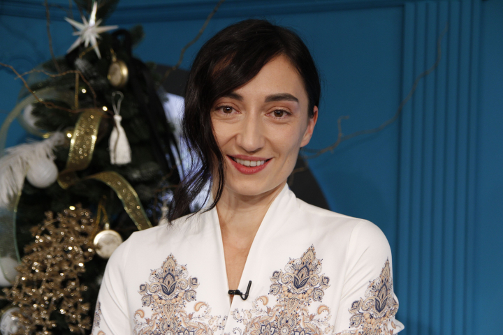 Nu stii cum sa-ti impodobesti pomul de Craciun in acest an? Afla de la decoratoarea Cristina Milici care sunt cele mai importante tendinte din 2023 pentru sarbatorile de iarna - VIDEO