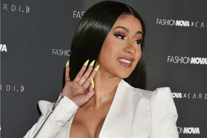 Vedeta cu unghii de vrajitoare. Pare imposibil sa faci ceva cu ele, dar manichira rezista de zile bune