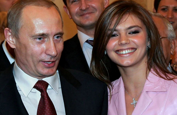 Ce se intampla la Kremlin? Iubita lui Putin, intr-o noua aparitie publica, iar presedintele rus cade pe scari la el Ce se intampla la Kremlin? Iubita lui Putin, intr-o noua aparitie publica, iar presedintele rus cade pe scari la el