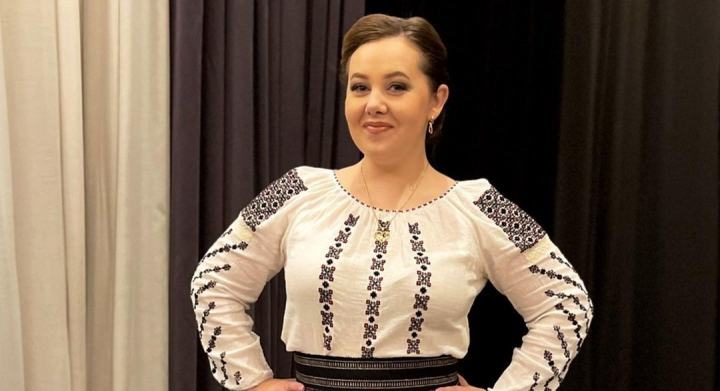 O premiera inedita! Romina Spinu a lansat un nou cantec popular, textul si melodia caruia ii apartin in totalitate: „La mine totul vine natural” - VIDEO