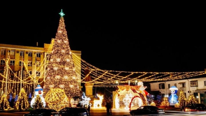 Chisinaul a imbracat straie de sarbatoare! Vezi cum arata centrul capitalei, care a fost impodobit cu o multime de decoratiuni, luminite si brazi stralucitori - VIDEO Chisinaul a imbracat straie de sarbatoare! Vezi cum arata centrul capitalei, care a fost impodobit cu o multime de decoratiuni, luminite si brazi stralucitori - VIDEO