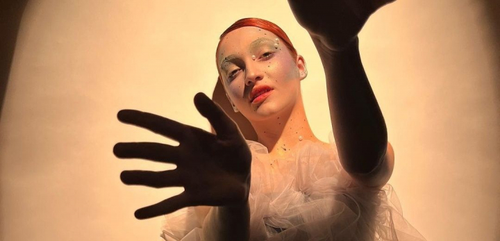 Aceasta piesa cu siguranta va arde mult timp in inima ta! Prima Dragoste a lansat o noua compozitie, cu un mesaj profund: „Vreau sa fiu o pasare Phoenix, sa ma renasc si mai frumoasa” - VIDEO Aceasta piesa cu siguranta va arde mult timp in inima ta! Prima Dragoste a lansat o noua compozitie, cu un mesaj profund: „Vreau sa fiu o pasare Phoenix, sa ma renasc si mai frumoasa” - VIDEO