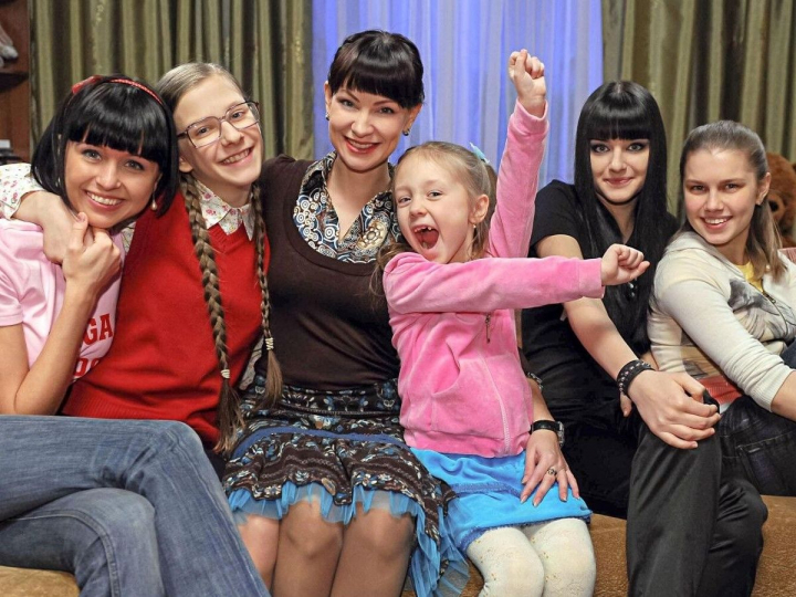 „Papiny Dochki” revine pe micile ecrane dupa o pauza de 10 ani! Actrita Liza Arzamasova a publicat o fotografie cu scenariul noului sezon - FOTO