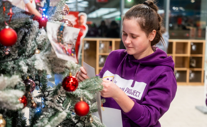 Sa fii Mos Craciun e simplu! Cum poti face o familie fericita in ajun de sarbatori, afla de la coordonatoarea proiectului, Iustina Rotaru: „In fiecare plic se afla istoria fiecarei familii cu care lucram si o lista de produse de care ar avea nevoie” - VIDEO Sa fii Mos Craciun e simplu! Cum poti face o familie fericita in ajun de sarbatori, afla de la coordonatoarea proiectului, Iustina Rotaru: „In fiecare plic se afla istoria fiecarei familii cu care lucram si o lista de produse de care ar avea nevoie” - VIDEO