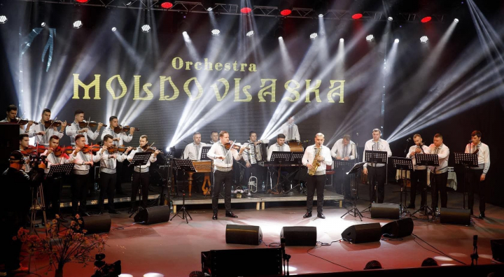 De 5 ani sunt alaturi de iubitorii de muzica populara! Orchestra Moldovlaska si-a sarbatorit aniversarea pe platourile de filmare. Vezi care a fost atmosfera - VIDEO De 5 ani sunt alaturi de iubitorii de muzica populara! Orchestra Moldovlaska si-a sarbatorit aniversarea pe platourile de filmare. Vezi care a fost atmosfera - VIDEO