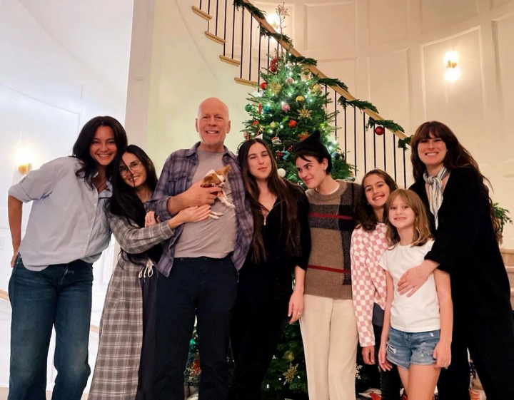 Imagine emotionanta cu Bruce Willis. Actorul e grav bolnav, familia s-a reunit mai devreme pentru Craciun Imagine emotionanta cu Bruce Willis. Actorul e grav bolnav, familia s-a reunit mai devreme pentru Craciun
