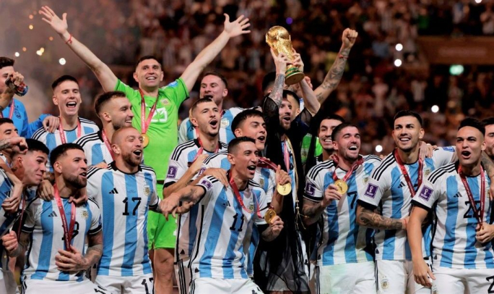 Fotbalistii Argentinei, petrecere cu sampanie in vestiar dupa finala cu Franta. Lionel Messi a dansat pe masa