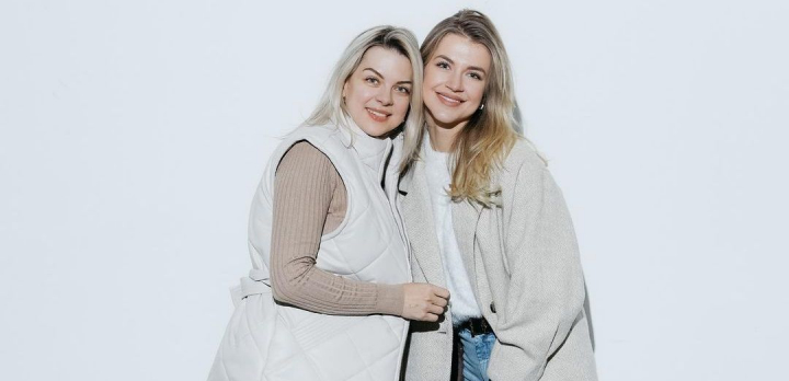 Seamana ca doua picaturi de apa! Sora cea mica a Marinei Carnat a implinit 29 de ani. Vezi imaginile de arhiva pe care le-a publicat bloggerita -VIDEO