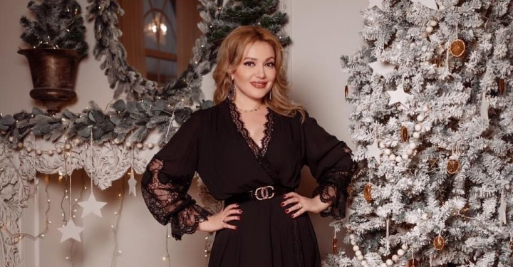 Adriana Ochisanu, in rolul lui Mos Craciun! Vezi ce cadouri a ales interpreta pentru copiii sai, dar si pentru toti cei dragi: „Mie imi place foarte mult sa daruiesc” - VIDEO