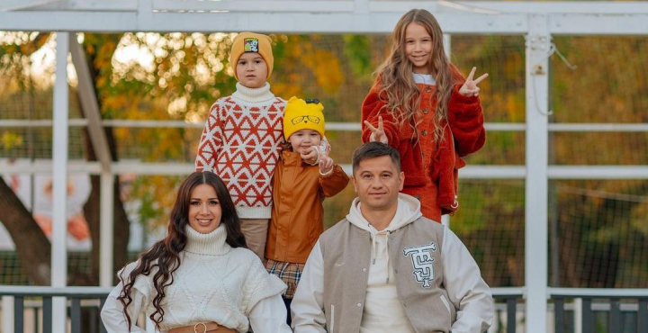 Irina si Serghei Kovalsky isi invata copiii cum sa castige bani. Afla ce job au micutii Liza, Serghei si Anghelina - VIDEO Irina si Serghei Kovalsky isi invata copiii cum sa castige bani. Afla ce job au micutii Liza, Serghei si Anghelina - VIDEO