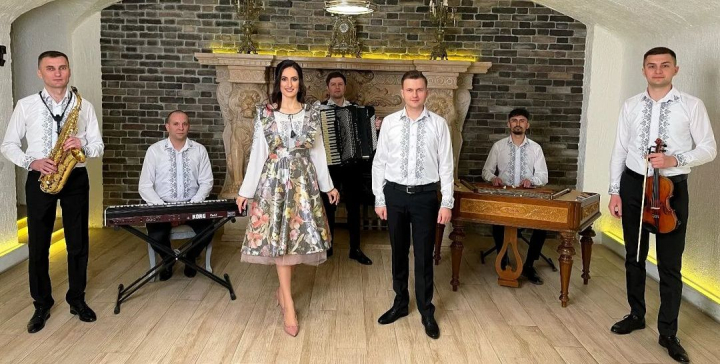 Un duet armonios! Interpretii Carolina Gorun si Vadim Cazac au lansat o noua premiera, o melodie cu tematica sarbatorilor de iarna: „Asta ne reprezinta” - VIDEO