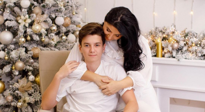 Sarbatoare mare in familia Svetlanei Sainsus! De ziua de nastere a fiului sau, i-a pregatit o petrecere surpriza nemaipomenita. Vezi ce reactie a avut baiatul: „15 ani de cand sunt mama de baiat” - FOTO/VIDEO