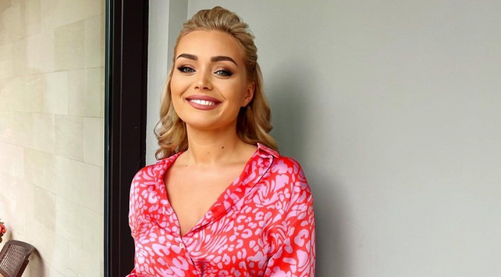 In acest an de Revelion va fi departe de casa, insa alaturi de familie. Afla unde va sarbatori Revelionul interpreta Cornelia Stefanet - VIDEO