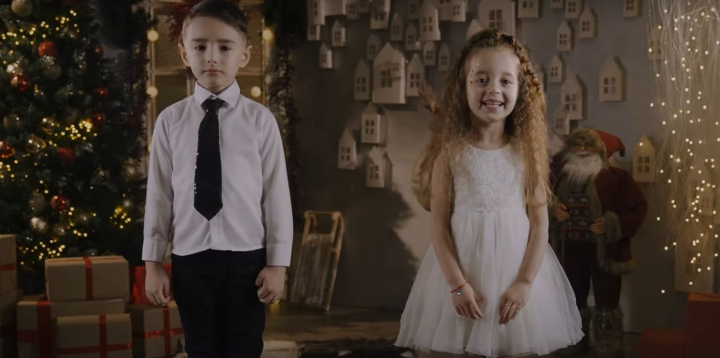 I-au incantat pe toti cu dragalasenia lor! Micutii interpreti Stelian Ieseanu si Andreea Grisciuc au lansat un colind cu ocazia sarbatorilor de iarna: „Dragostea este Craciunul” - VIDEO
