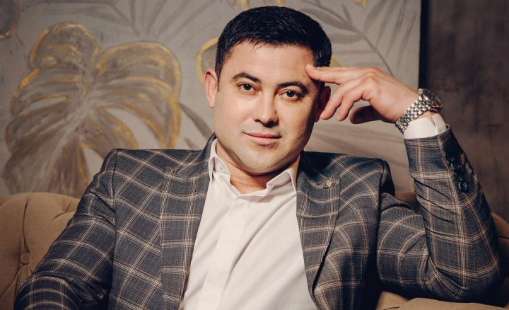 Este priceput nu doar la cantat, dar si la scris! Vasile Gasitoi va lansa in curand o carte. Afla de ce a decis interpretul de muzica populara sa faca acest lucru - VIDEO