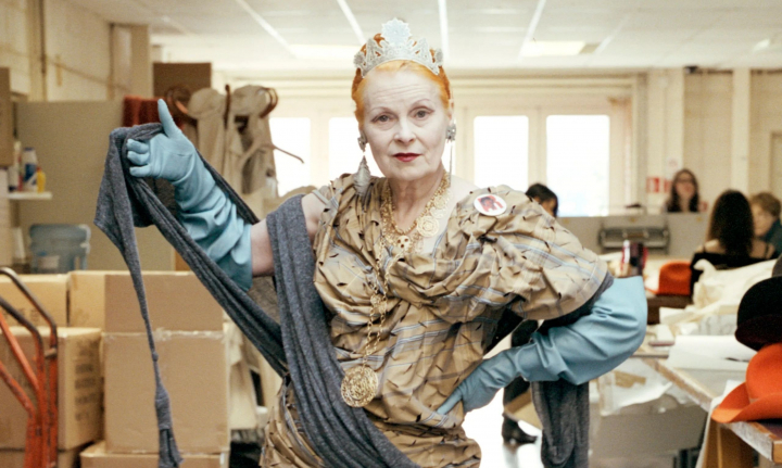 In memoria uneia dintre cele mai cunoscute creatoare de moda, Vivienne Westwood: 10 tinute ale designerului pe care nu le vom uita niciodata - FOTO