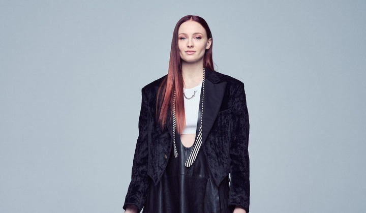 Sophie Turner a atras toate privirile in tinuta de la Revelion. Actrita si-a etalat silueta de invidiat, la sase luni de cand a nascut al doilea copil - FOTO