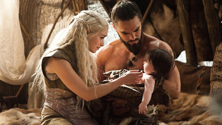 Emilia Clarke, dezvaluiri despre scenele intime filmate cu Jason Momoa in Game Of Thrones: „Nu stiam ce sa fac” - VIDEO