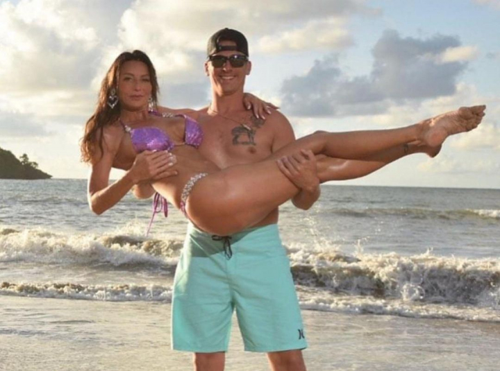 Confesiunile unei femei de 46 de ani despre relatia cu iubitul ei de 25 de ani. „Nu-mi pasa ce cred oamenii!” Confesiunile unei femei de 46 de ani despre relatia cu iubitul ei de 25 de ani. „Nu-mi pasa ce cred oamenii!”