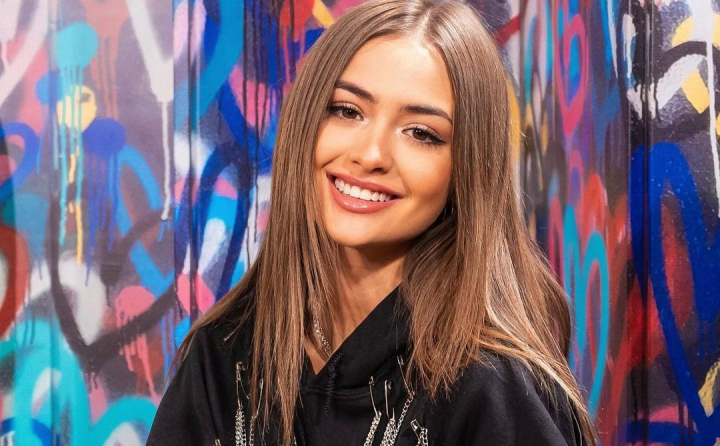 Iuliana Beregoi - un nou succes! Interpreta a primit butonul de aur de la Youtube. Vezi ce reactie a avut aceasta cand si-a vazut premiul - VIDEO