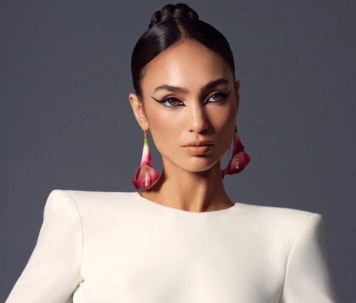 Noua Miss Univers si-a conceput singura tinutele de interviu - VIDEO