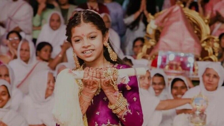 Mostenitoarea unui imperiu de peste 60 de milioane de dolari renunta la tot si se calugareste. Are doar 8 ani