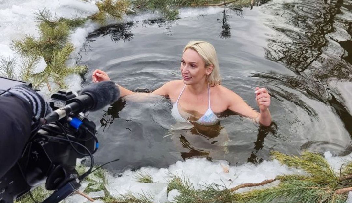 Senzatii tari de Boboteaza! Reporterul PRO TV, Iulia Deliu si Miss Extreme World, s-au scaldat in lacul Valea Morilor. Afla de la Victoria Bilan care sunt principalele beneficii ale scaldatului in apa rece - VIDEO