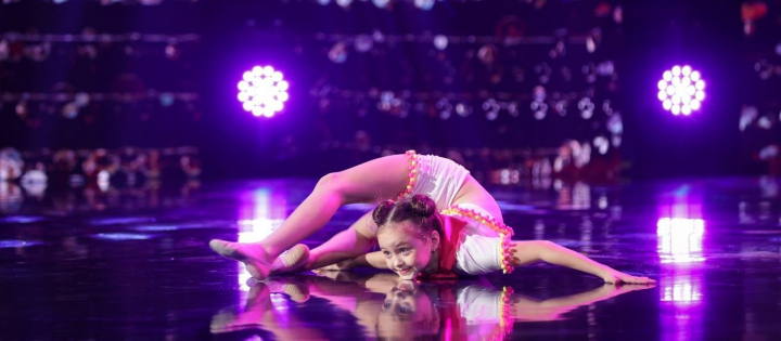 Adelina Benga, micuta contorsionista care i-a cucerit pe juratii de la Romanii au Talent cu gingasia ei: „Unde sunt oasele ei?” - VIDEO Adelina Benga, micuta contorsionista care i-a cucerit pe juratii de la Romanii au Talent cu gingasia ei: „Unde sunt oasele ei?” - VIDEO