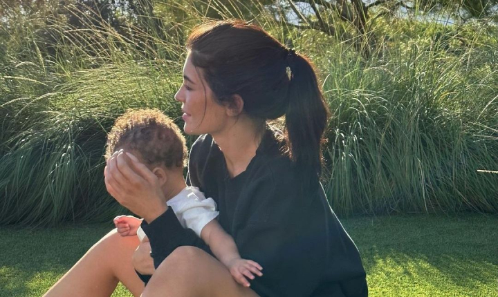 Kylie Jenner si-a aratat pentru prima data fiul pe retelele sociale, dar si i-a dezvaluit numele - FOTO Kylie Jenner si-a aratat pentru prima data fiul pe retelele sociale, dar si i-a dezvaluit numele - FOTO